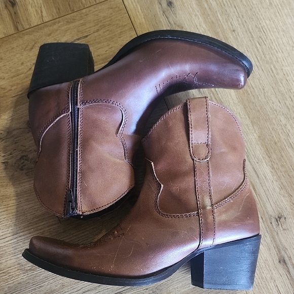 Tierra Bendita Elegant Brown Ankle Booties - Picture 5 of 16